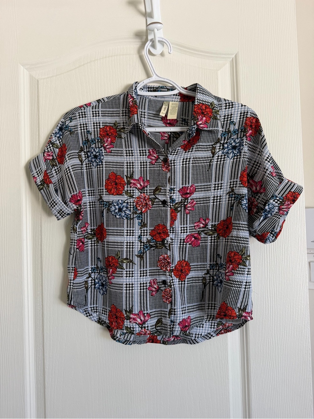 Casual Black & White Short-Sleeve Shirt with Red Floral Print